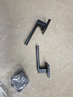 Čierne kľučky na hranatých rozetách