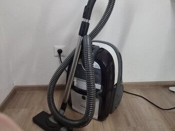 Predám vysávač Bosch BWD41720 ( mokré aj suché vysávanie)