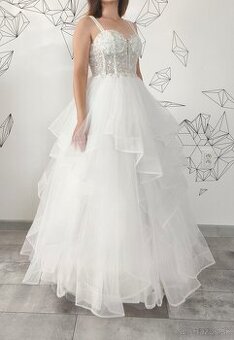 Nové zaujímavé krásne zdobené svadobné šaty