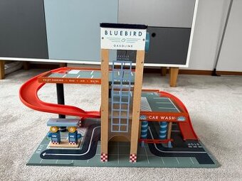 Drevená poschodová garáž