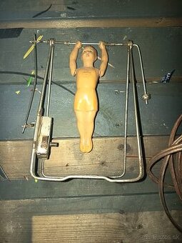 Učiteľ telesnej výchovy“ (Gymnasta): naťahovacia hračka.