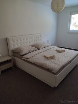 Manželská posteľ biela – kožené čelo