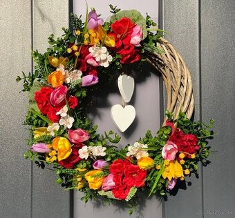 Jarný veniec na prútenom základe dekorácia na dvere Polmesia