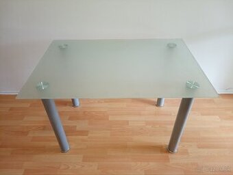 Sklenený stôl
