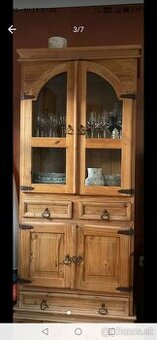 Rustikálna vidiecka vitrína príborník