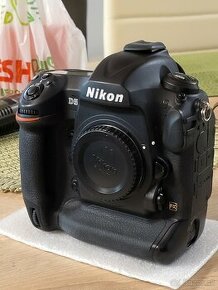 Predám zrkadlovku Nikon D5, veľmi dobrý stav (143 tis. záb.)