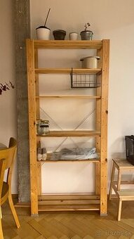 Drevený regál z Ikea