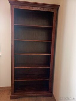 Akáciová knižnica z masivu