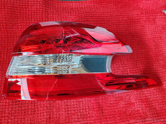 Predám nové pravé zadné svetlo na Peugeot 308, 308SW