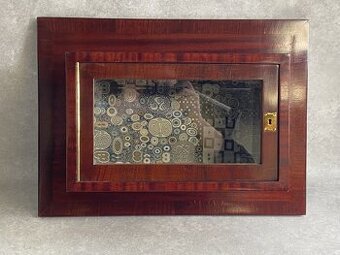 Závesná nástenná mahagonová skrinka