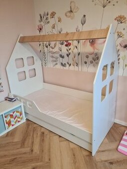 Krasna detska postel aj s matracom na predaj