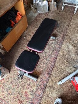 Benchpress s tyčou a závažiami