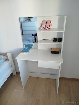 Kozmetický stolik