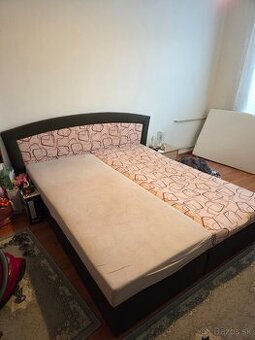 Manželská posteľ s úložným priestorom