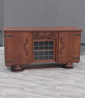 Komoda starožitná vyrezávaná.