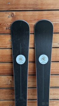 Dámské prémiové švýcarské lyže AK PINK, 158cm