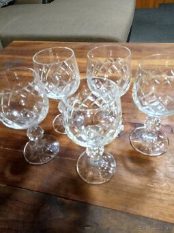 Staré šálky, poháre, tanier