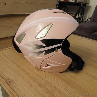 Dievčenská prilba na lyžovanie