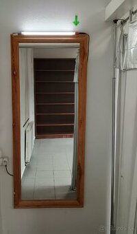 Zrkadlo s dreveným rámom a osvetlením