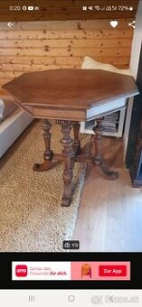 stôl z orechového dreva v štýle francúzskej renesancie.