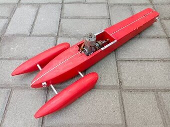 upoutaný model motorové lodě