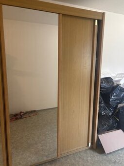 Predám veľkú vstavanú skriňu so zrkadlami – možný dovoz