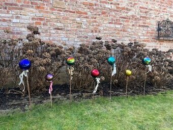 Sklenené ozdobné záhradné gule