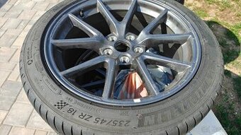 Kolesa elektróny Tesla model 3