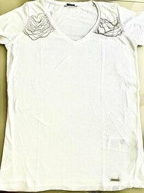 Biele bavlnené tričko Guess so striebornými retiazkami