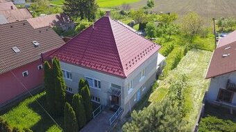 Ponúkame na predaj rodinný dom s garážou a veľkým pozemkom v