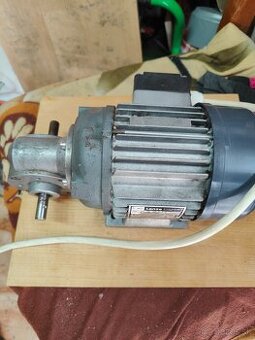 Elektromotor so šnekovou prevodovkou
