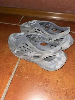 Šlapky Yeezy FoamRunner