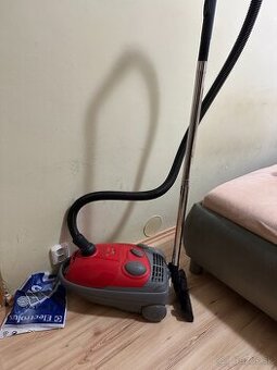 ELECTROLUX vysávač 1400W ako NOVÝ