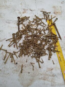 Staré mosadzné šrubky šroby