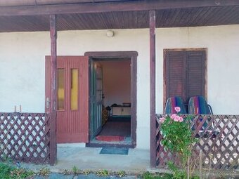 Domček na rovinatom pozemku s výmerou 1192 m2 pri Lučenci.