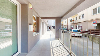 Multifunkčný, bezbariérový priestor v tichej pasáži v centre