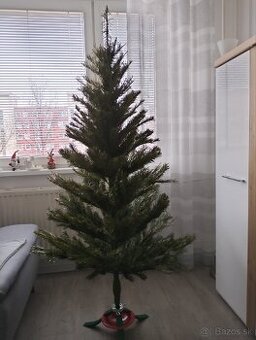 Umelý vianočný stromček predám aj so stojanom.