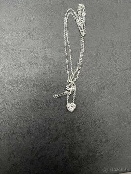 Trblietavý náhrdelník s príveskom v tvare srdca, strieborný
