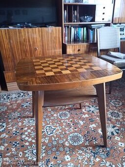 Socialisticky vintage stolik