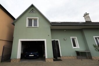 RD s dvomi bytovými jednotkami 7 izbový