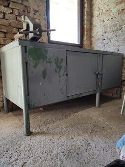 Pracovný stôl so zverákom, ponk