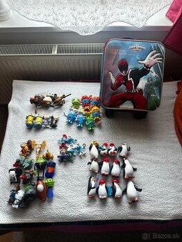 hračky spolu s kufrom