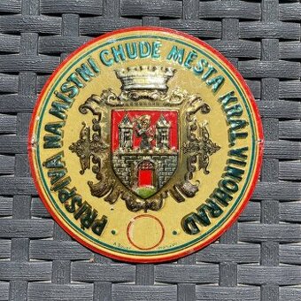 Stará plechová cedule ŽEBRAČENKA přispívá na místní chudé