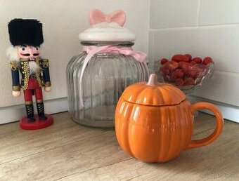 ———-Oranžový tekvicový hrnček s pokrievkou, 3 E——-