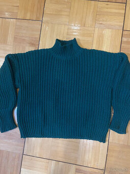 Tmavozelený hrubý rolákový sveter