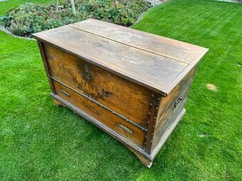 Stará drevená truhlica