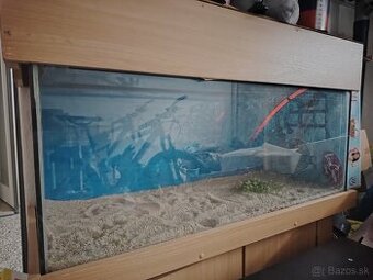 Predám akvárium plus skrinka kryt