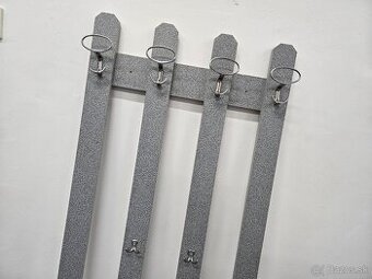 Moderný nástenný vešiak