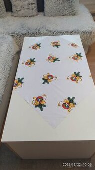 Predám týchto 7 ks vianočných ako nových obrusov 20 € alebo