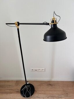 Stojaca čierno-zlatá  lampa IKEA